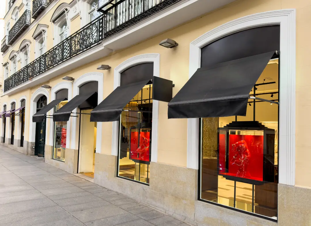 Façade vitrine de magasin en aluminium sur mesure à Châlette-sur-Loing